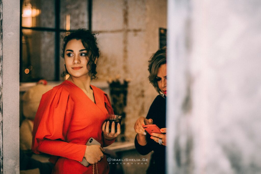 სტუმრების ემოციები საქორწილო წვეულებაზე