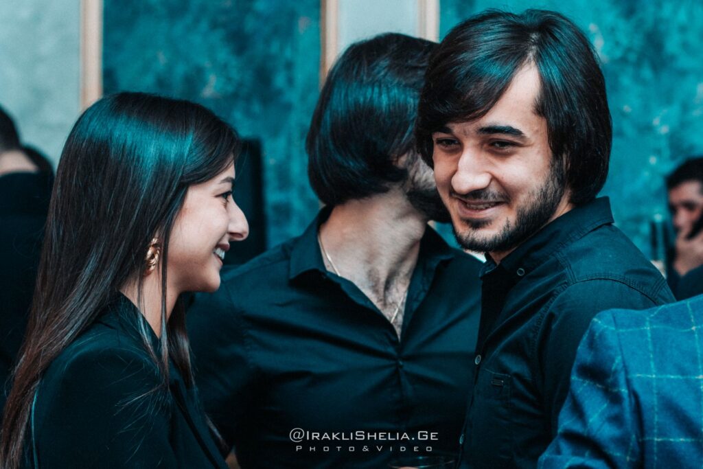 სტუმრების ემოციები საქორწილო წვეულებაზე