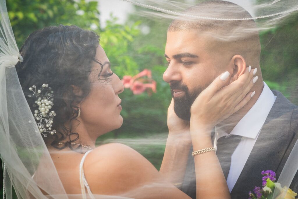 ემოციური და რომანტიკული მომენტი ქორწილიდან - ნეფე-პატარძლის ფოტოსესია