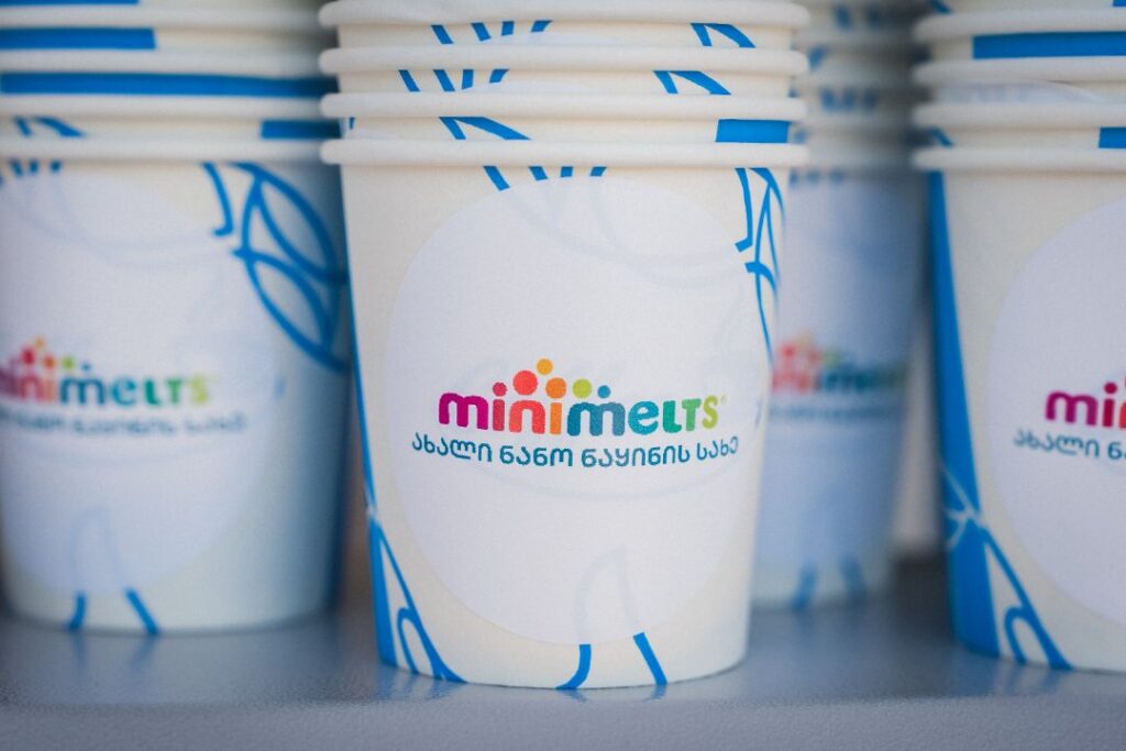 Mini Melts-ის ქაღალდის ჭიქები ქართული წარწერით "ახალი ნანო ნაყინის სახე".
