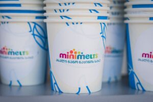 Mini Melts-ის ქაღალდის ჭიქები ქართული წარწერით "ახალი ნანო ნაყინის სახე".