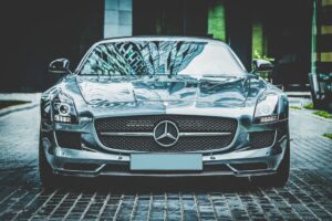 ვერცხლისფერი სპორტული ავტომობილი Mercedes-Benz SLS AMG, წინა ხედი.