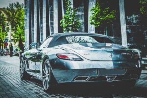 ვერცხლისფერი Mercedes-Benz SLS AMG-ის უკანა ხედი ქალაქის ქუჩაზე