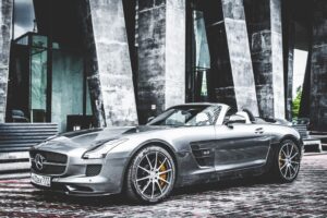 Mercedes-Benz SLS AMG როდსტერი ღია სახურავით, გვერდითი ხედი.