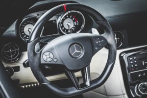 Mercedes-Benz-ის სპორტული ტყავის საჭე ცენტრალური ლოგოთი.