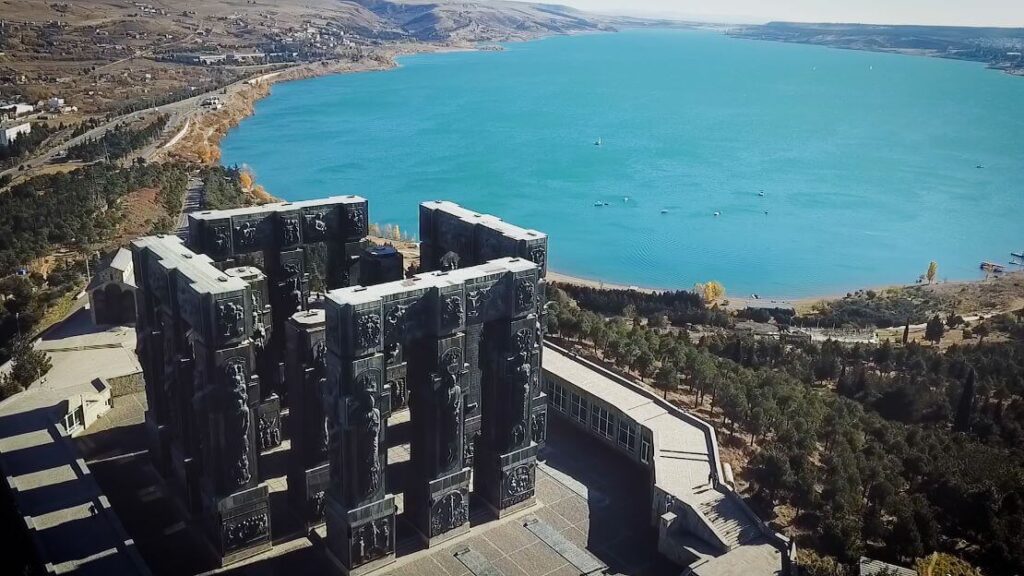 საქართველოს მატიანეს მონუმენტი თბილისის ზღვის ფონზე, გადაღებული დრონით