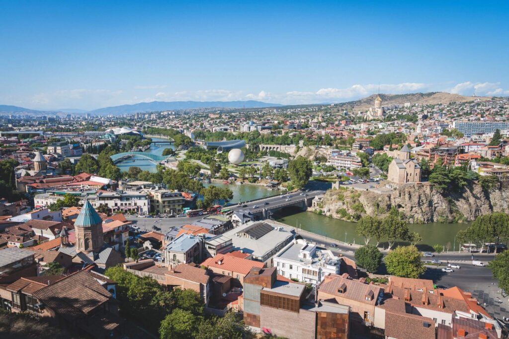 ძველი თბილისის ხედი, მეტეხის ეკლესია, მტკვარი და მშვიდობის ხიდი ზემოდან