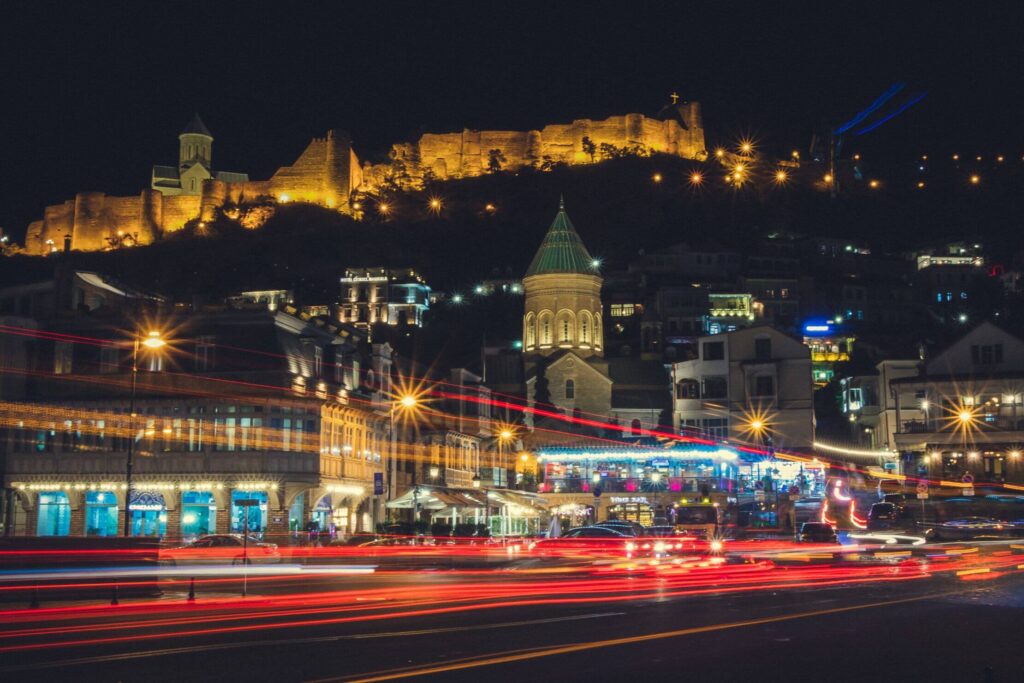 ნარიყალას ციხესიმაგრე და ღამის თბილისის ხედი მანქანების განათების ზოლებით